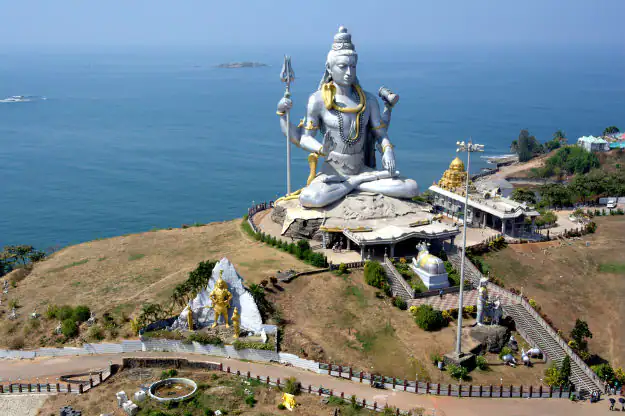 Murudeshwar Temple is a beautiful and historic pilgrimage site